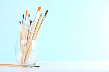 Mavi arkaplanda cam fırçalar