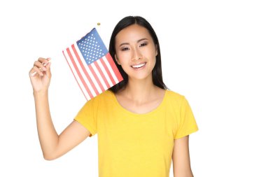 Beyaz arka planda Amerikan bayrağı taşıyan genç bir kadın