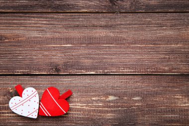 Sevgililer günü kalpleri kahverengi ahşap masada