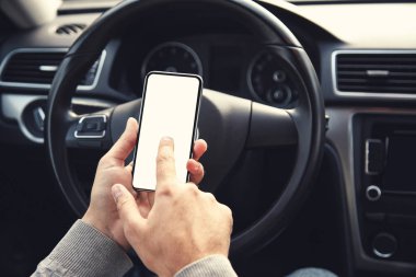 Arabada cep telefonu kullanan adam