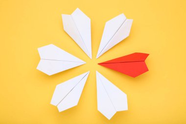 Sarı arka planda kağıt uçak lideri