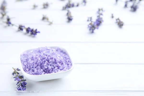 Lavendelblüten Und Wellness Salz Auf Weißem Holztisch — Stockfoto