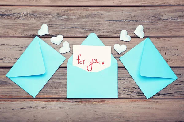 Küçük Kalpleri Yazıları Olan Mavi Zarflar Senin Için Ahşap Masada — Stok fotoğraf