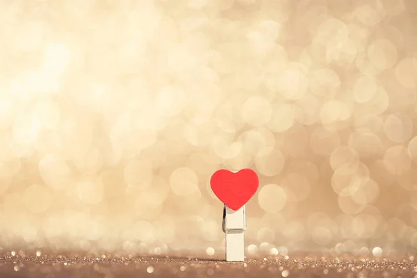 Bulanık Arka Planda Mandalı Olan Sevgililer Günü Kırmızı Kalbi — Stok fotoğraf