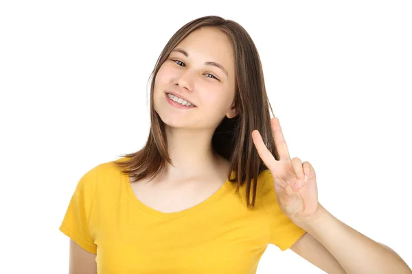 Menina mostrando dois dedos no fundo branco — Fotografia de Stock