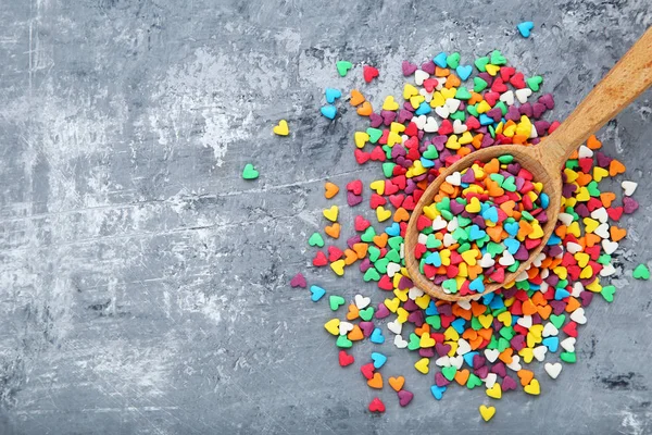 Pulverizadores Coloridos Forma Coração Com Colher Madeira Fundo Cinza — Fotografia de Stock