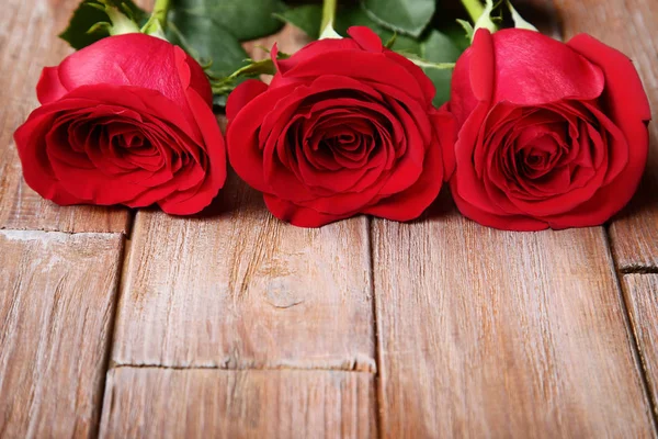 Μπουκέτο Από Κόκκινα Τριαντάφυλλα Καφετί Ξύλινο Τραπέζι — Φωτογραφία Αρχείου