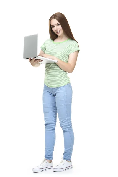 Mujer joven usando ordenador portátil sobre fondo blanco — Foto de Stock