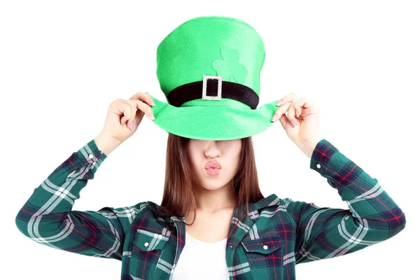 Il giorno di San Patrizio. Bella donna che indossa cappello verde su ba bianco — Foto Stock