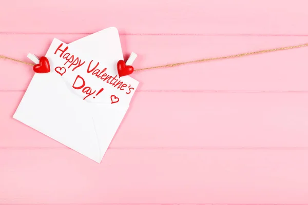 Busta Carta Con Testo Buon San Valentino Appesa Sfondo Legno — Foto Stock