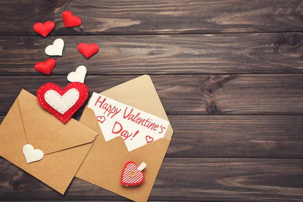Envelopes Papel Com Corações Texto Feliz Dia Dos Namorados Mesa — Fotografia de Stock