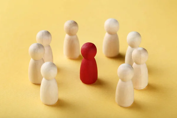 Leader Konzept Holzfiguren Auf Gelbem Hintergrund — Stockfoto