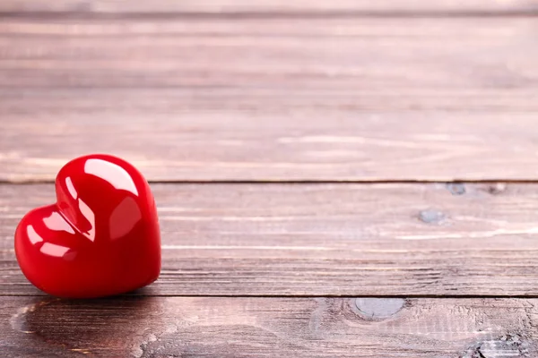 Corazón Rojo San Valentín Sobre Mesa Madera Marrón — Foto de Stock