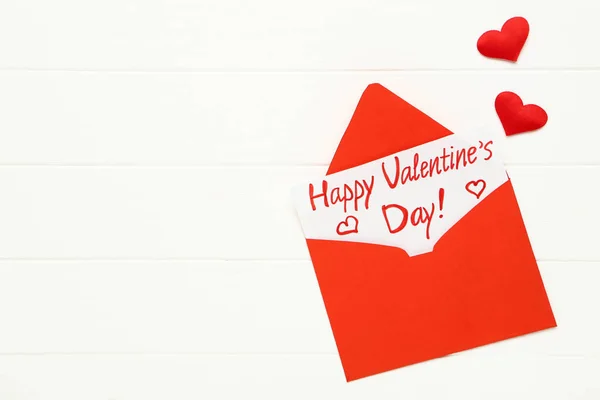 Papírová Obálka Červenými Srdci Textem Šťastný Valentýn Bílém Dřevěném Stole — Stock fotografie