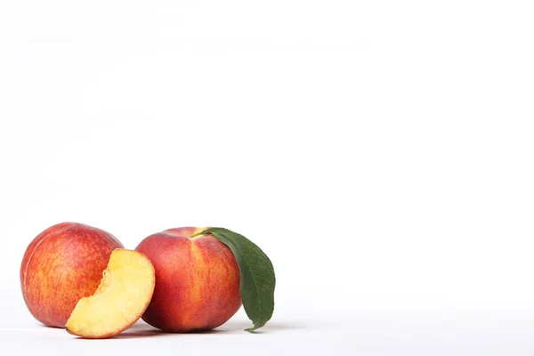 Frische Pfirsiche Mit Grünem Blatt Auf Weißem Hintergrund — Stockfoto