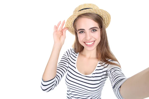 Jovem menina bonita em chapéu fazendo selfie no fundo branco — Fotografia de Stock