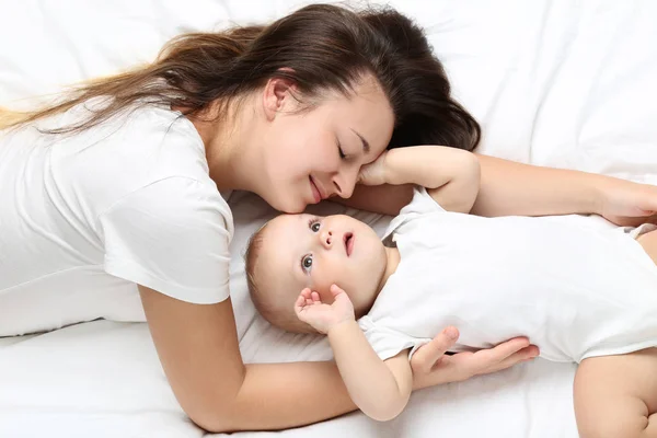Joven madre con el niño acostado en la cama —  Fotos de Stock