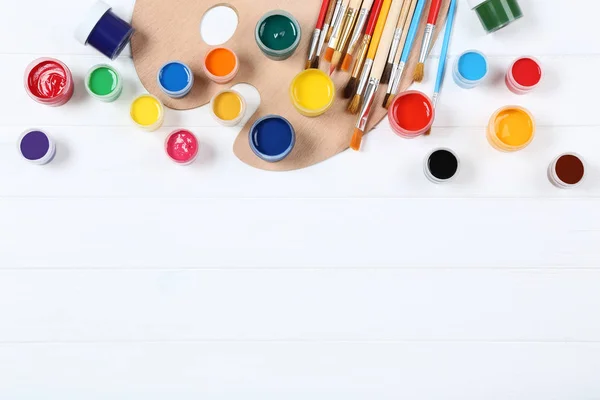 Kleurrijke Gouache Verf Penselen Witte Houten Tafel — Stockfoto