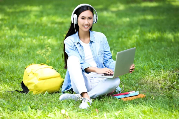 Όμορφη νεαρή γυναίκα με φορητό υπολογιστή, βιβλία και σακίδιο s — Φωτογραφία Αρχείου