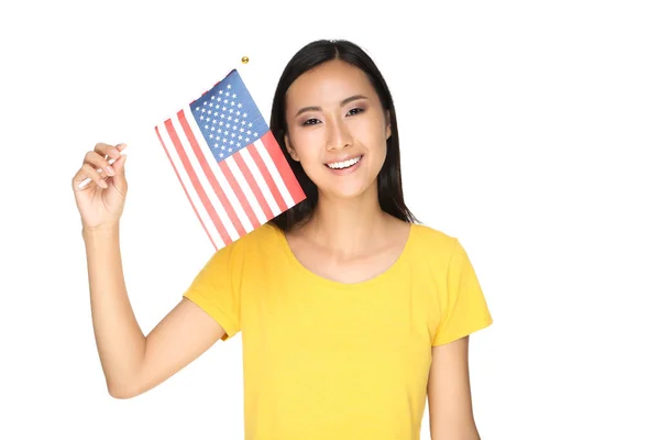 Молодая женщина с американским флагом на белом фоне — стоковое фото