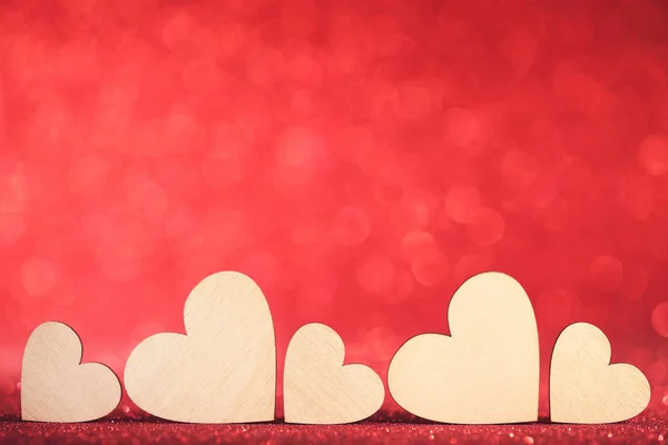 Valentine Braune Herzen Auf Rot Verschwommenem Hintergrund — Stockfoto