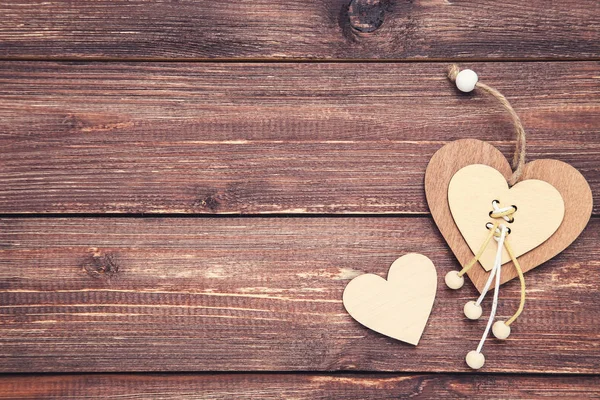 茶色い木のテーブルの上のバレンタインハート — ストック写真
