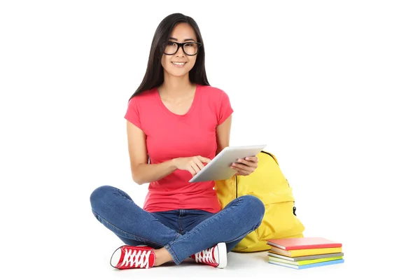Mujer joven con tableta PC y libros con mochila en la espalda blanca — Foto de Stock