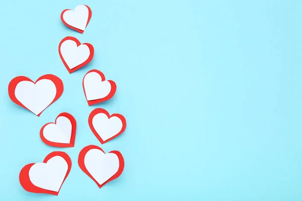 Red and white paper hearts on blue background — Stock Photo, Image