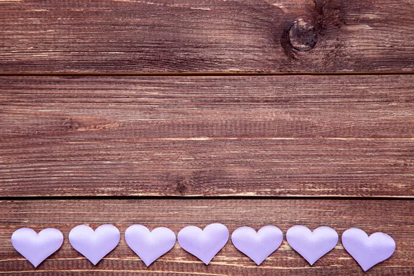 Valentine καρδιές ύφασμα σε καφέ ξύλινο τραπέζι — Φωτογραφία Αρχείου
