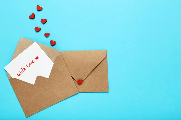 Envelopes Papel Com Corações Vermelhos Texto Com Amor Sobre Fundo — Fotografia de Stock