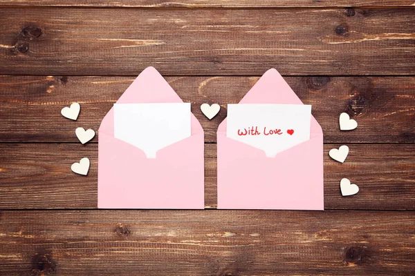 Buste Carta Rosa Con Cuori Testo Con Amore Tavolo Legno — Foto Stock