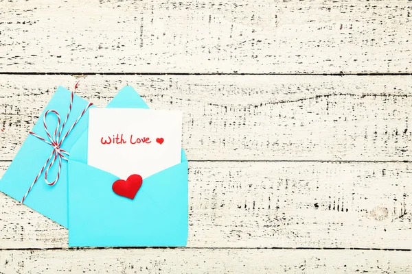 Blaue Papierumschläge Mit Rotem Herz Und Text Mit Liebe Auf — Stockfoto