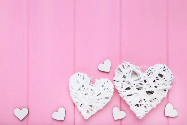 San Valentín Corazones Blancos Sobre Fondo Madera Rosa —  Fotos de Stock