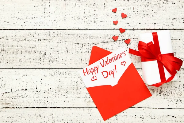 Papierumschlag Mit Geschenkbox Und Text Zum Valentinstag Auf Weißem Holztisch — Stockfoto