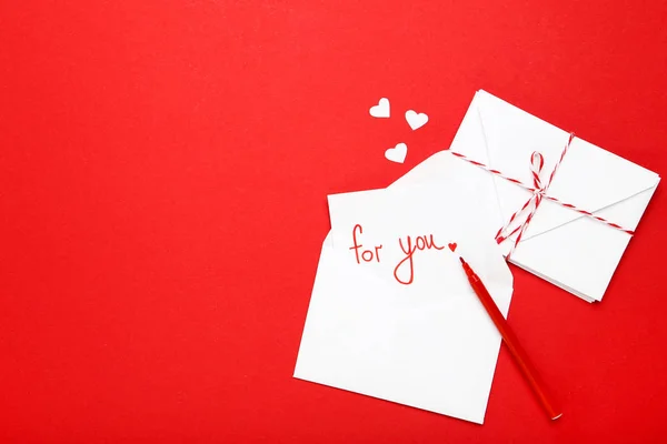 Sobres Papel Con Corazones Texto Para Sobre Fondo Rojo —  Fotos de Stock