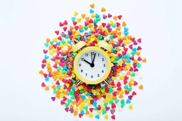 Renkli Kalp Şeklinde Beyaz Arkaplanda Çalar Saat Serpiştirilmiş — Stok fotoğraf