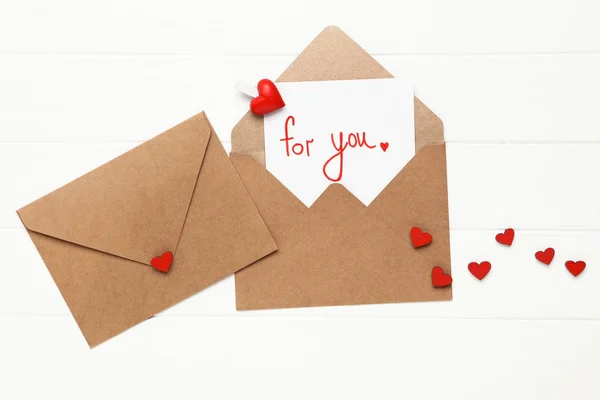 Envelopes Papel Com Corações Vermelhos Texto Para Você Mesa Madeira — Fotografia de Stock