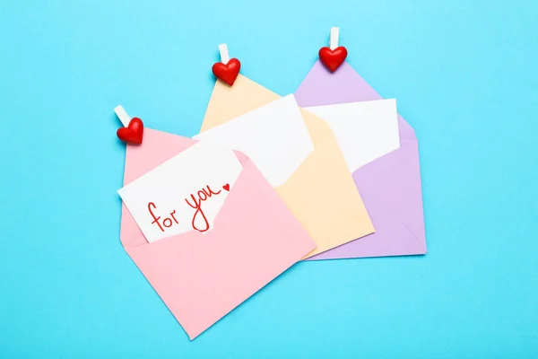 Enveloppes Papier Coloré Avec Des Pinces Linge Texte Pour Vous — Photo