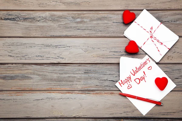 Papierowe Koperty Sercami Tekstem Happy Valentines Day Drewnianym Stole — Zdjęcie stockowe