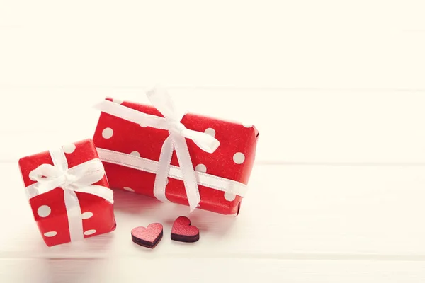 Geschenkdozen Met Linten Hartjes Witte Houten Tafel — Stockfoto