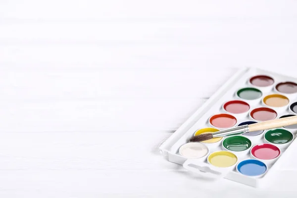 Tintas Guache Coloridas Escova Mesa Madeira Branca — Fotografia de Stock