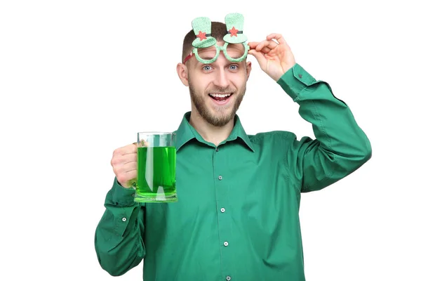 Saint Patrick. Jeune homme dans des lunettes avec de la bière sur fond blanc — Photo