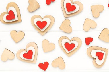 Beyaz ahşap masada renkli kalpler