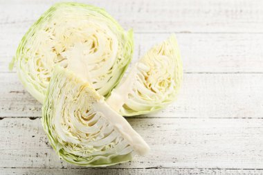 Beyaz ahşap masa üzerinde olgun lahana