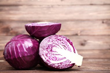 Kahverengi ahşap masa üzerinde taze kırmızı lahana