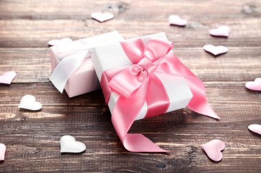 Kahverengi tahta masada kurdeleli ve kalpli hediye kutuları.