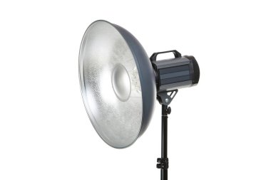 Stüdyo ışıklandırması beyaz arkaplanda izole edildi