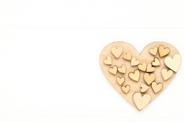 Kahverengi kalpler beyaz ahşap masada