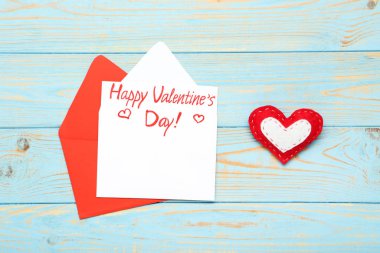 Kağıt zarf kumaş kalp ve metin Sevgililer günün kutlu olsun.