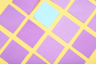 Bej arkaplan üzerine kağıt yapışkan notlar